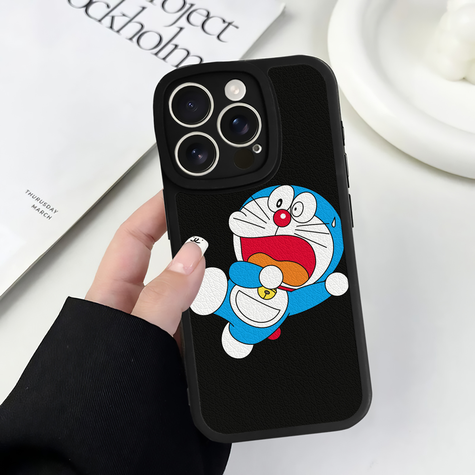（画像用） ドラえもん Doraemon 【iPhone 16シリーズ対応】シリコンスマホケース（レザー調） 材質：シリコン